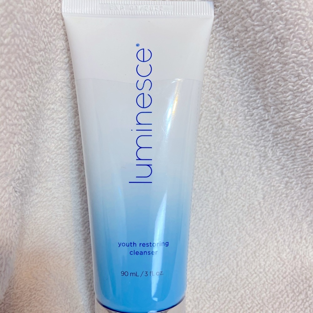 Jeunesse Youth restoring cleanser